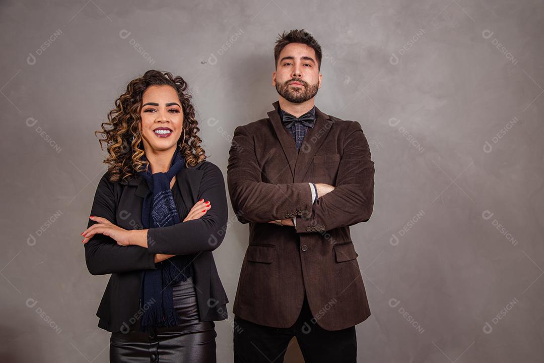 Casal de Negócios em fundo cinza