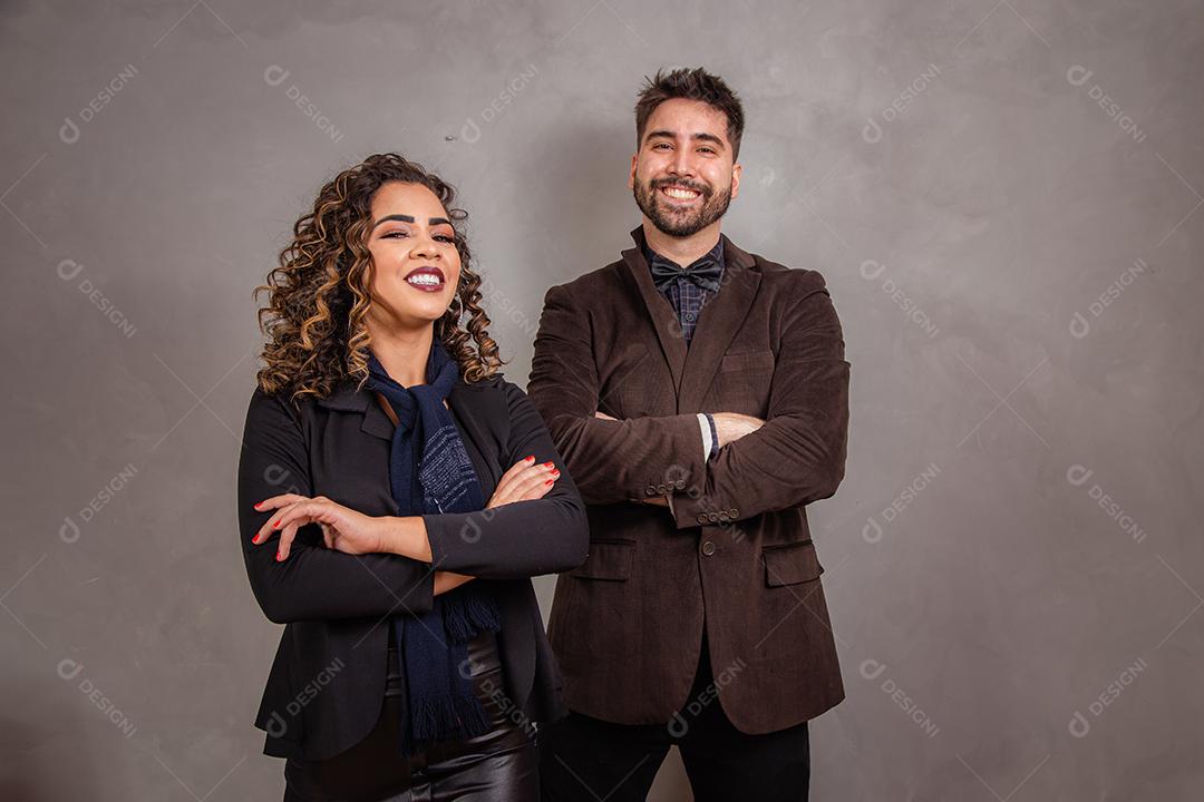 Casal de Negócios em fundo cinza