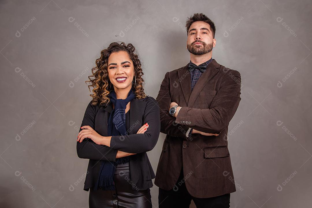 Casal de Negócios em fundo cinza