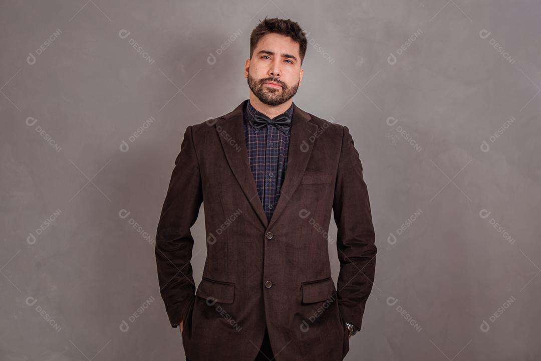 Casal de Negócios em fundo cinza