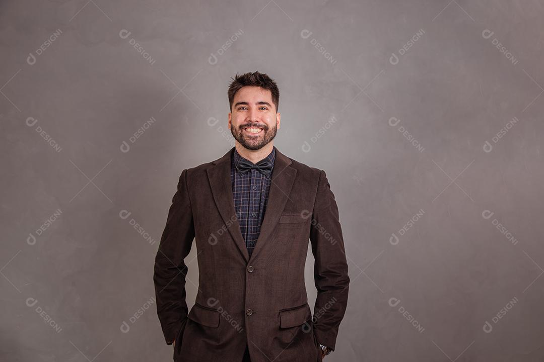 Casal de Negócios em fundo cinza