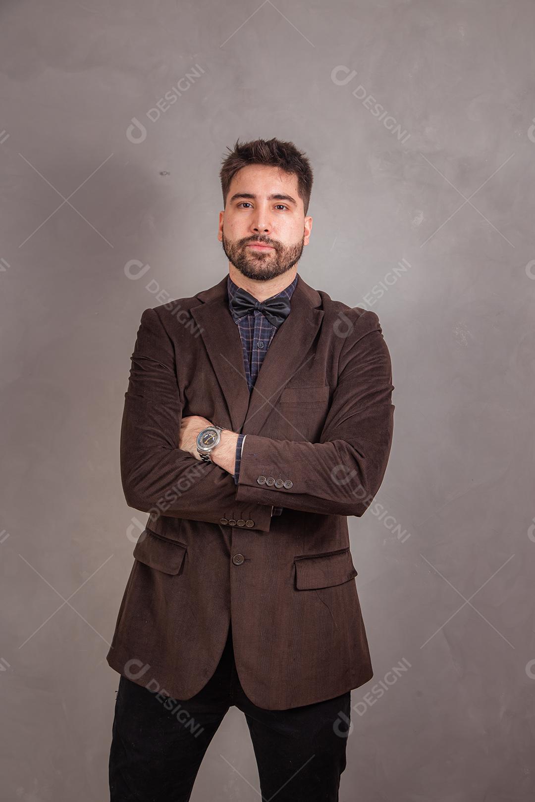 Homem de Negócios em fundo cinza