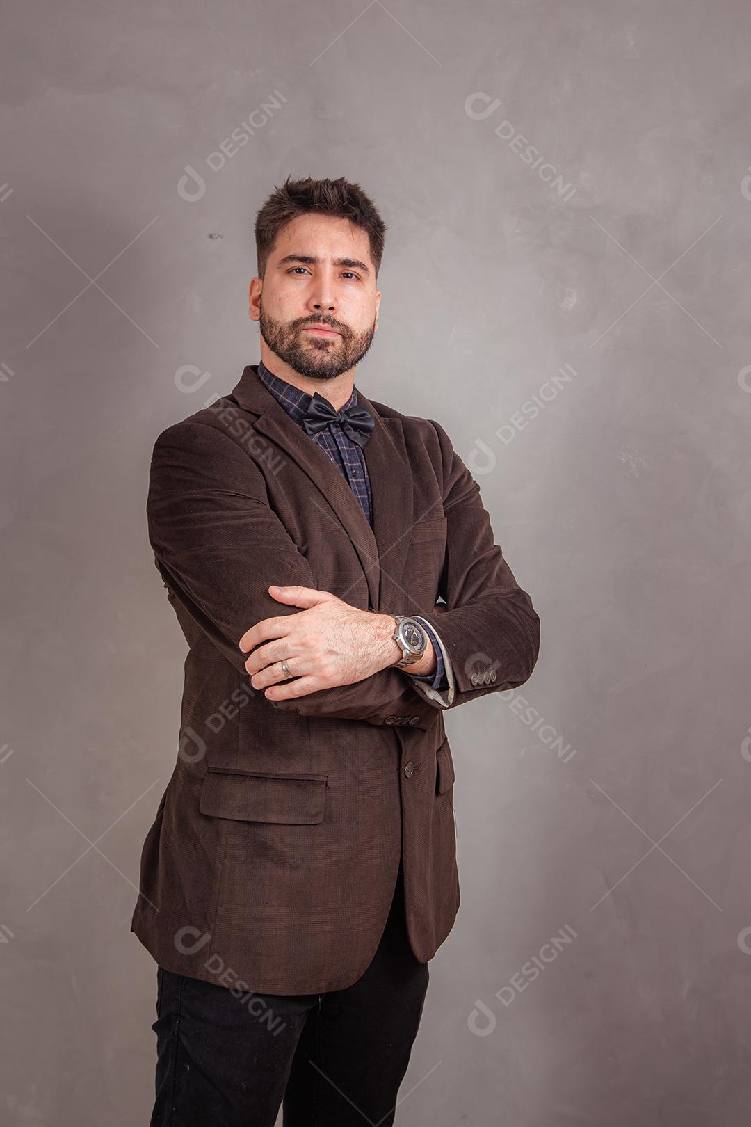 Homem de Negócios em fundo cinza