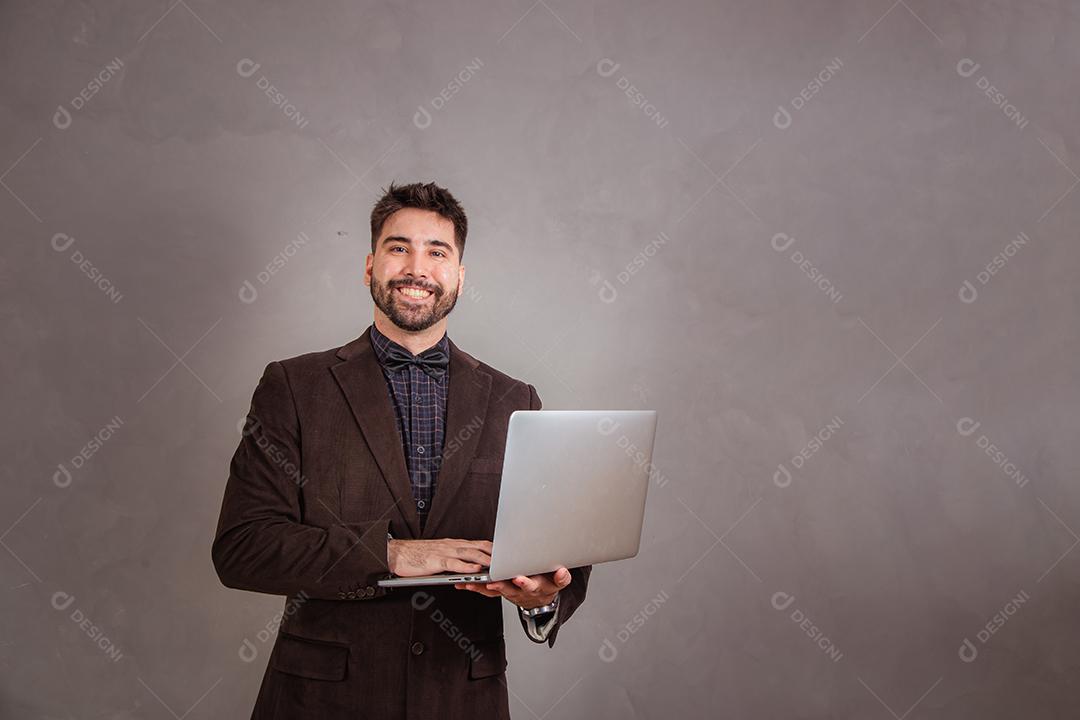 Homem Trabalhando com seu laptop