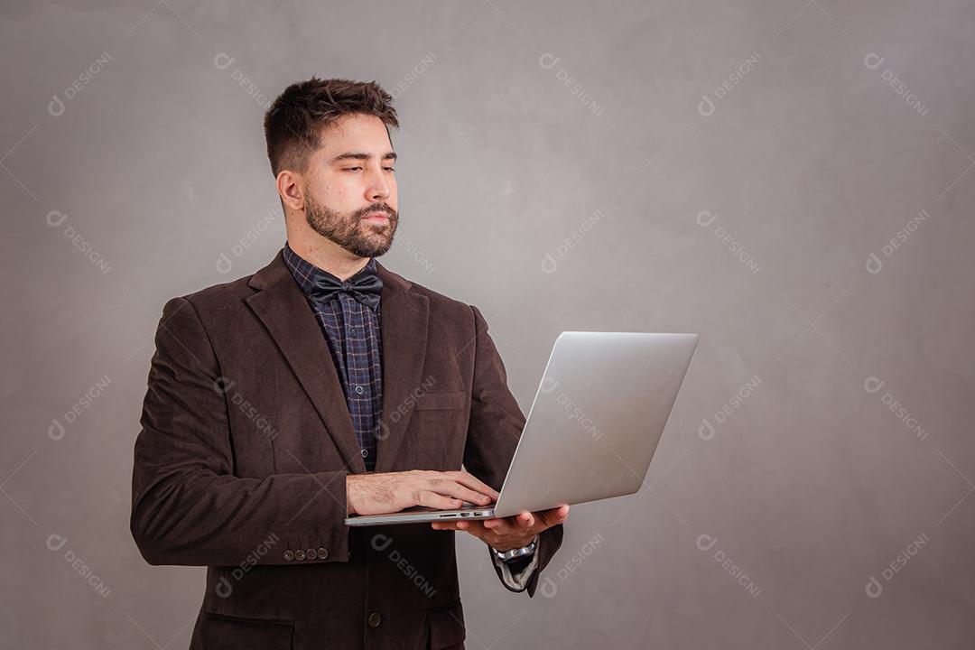 Homem Trabalhando com seu laptop