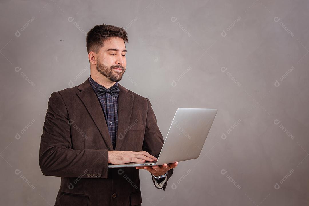 Homem Trabalhando com seu laptop