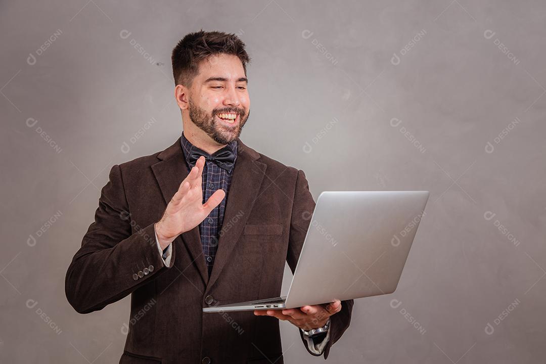 Homem Trabalhando com seu laptop