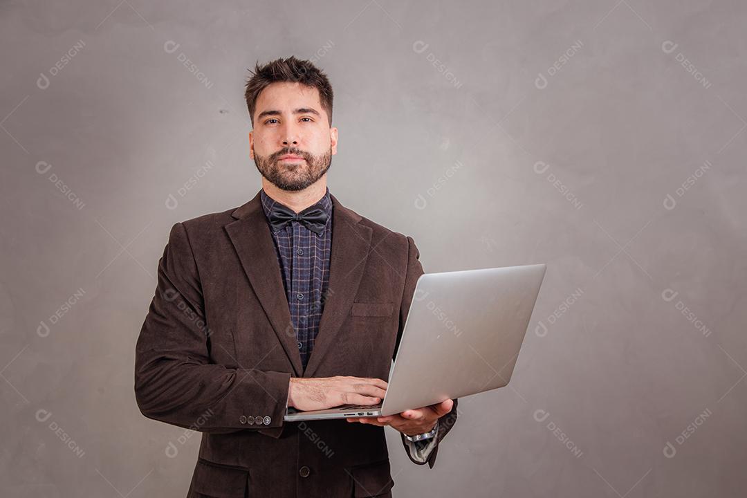 Homem Trabalhando com seu laptop