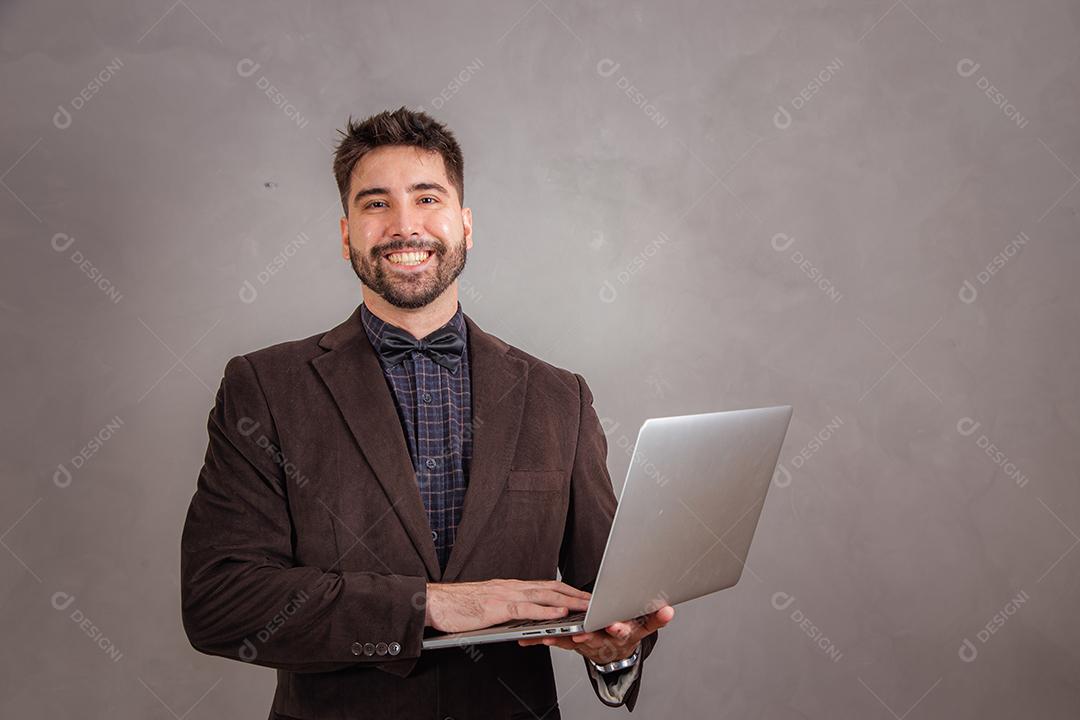 Homem Trabalhando com seu laptop
