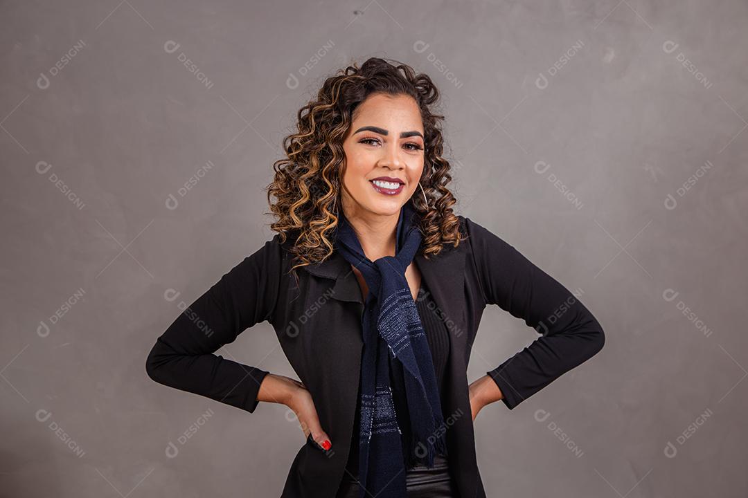 Linda Mulher sorrindo para a câmera