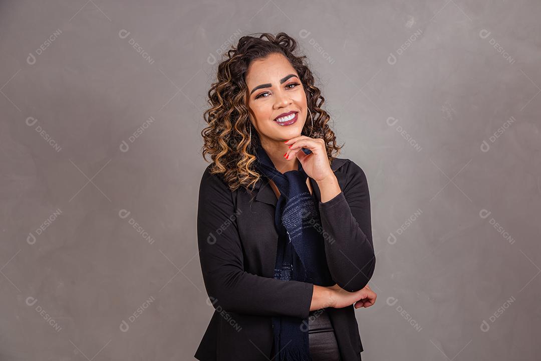 Linda Mulher sorrindo para a câmera