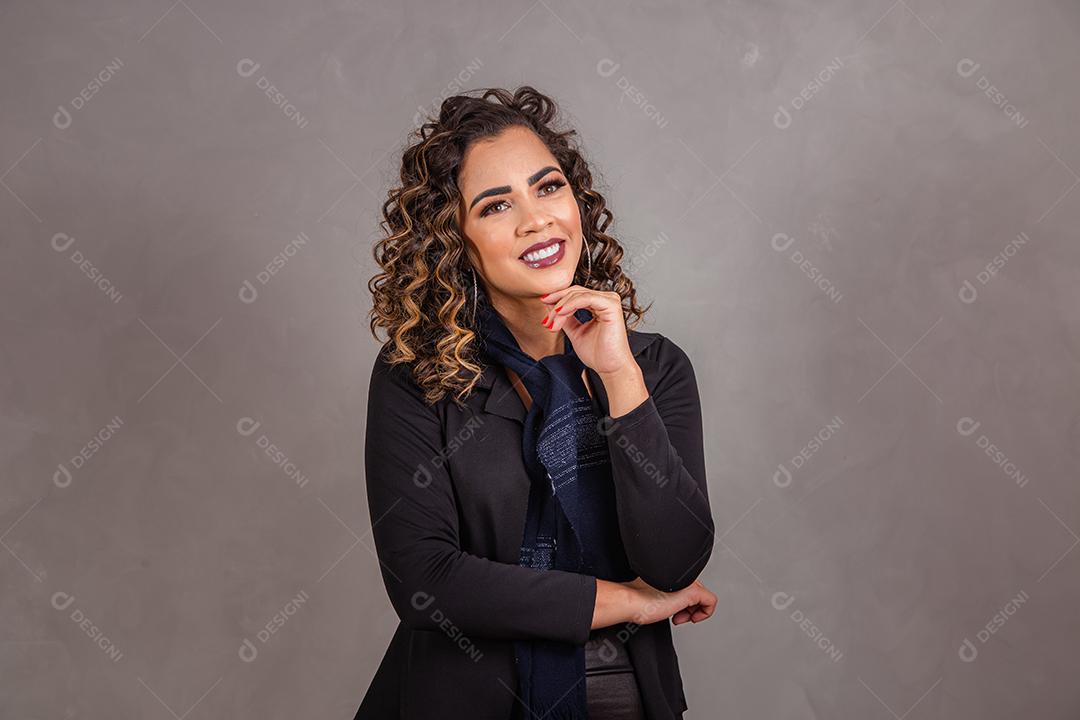 Linda Mulher sorrindo para a câmera