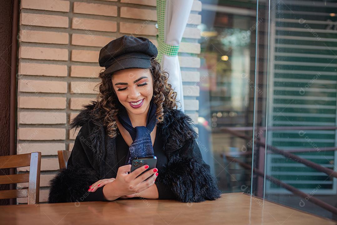 Mulher Afro usando celular para trabalhar