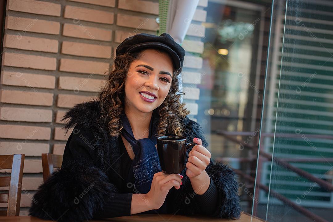 Mulher Afro bebendo café na Padaria