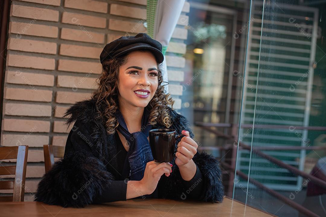 Mulher Afro bebendo café na Padaria