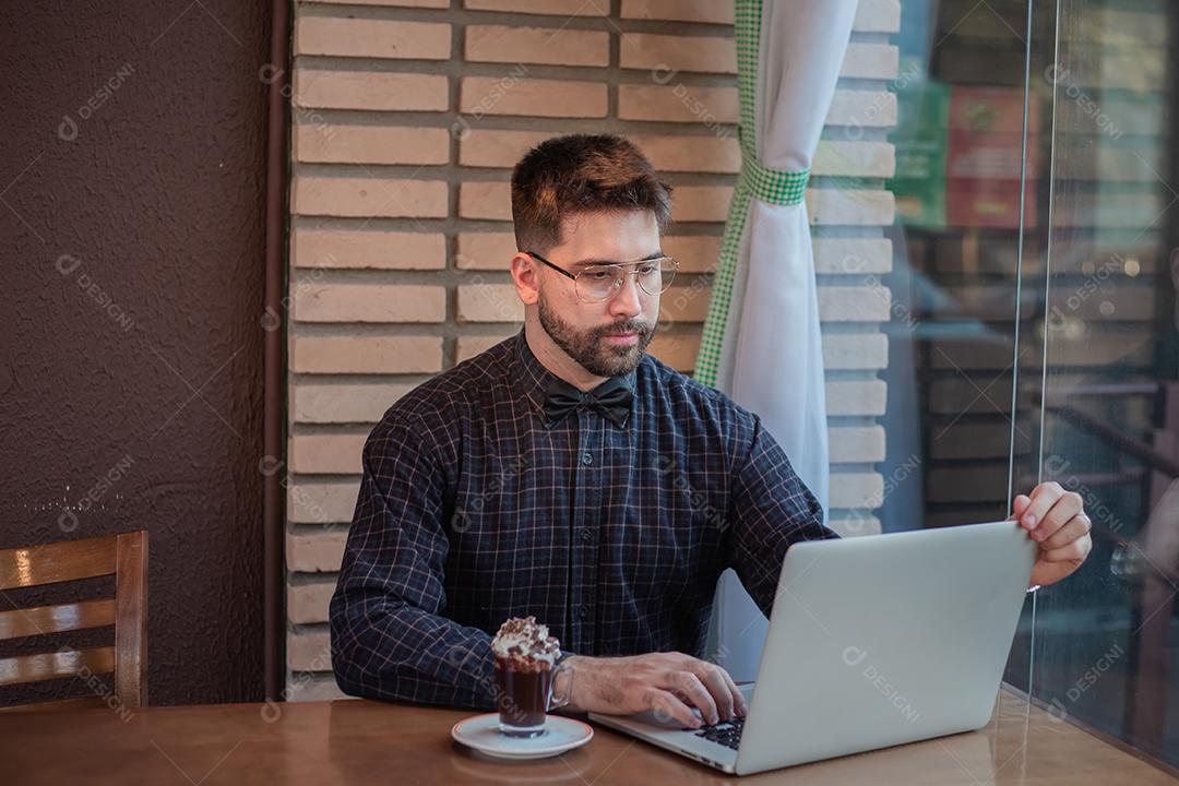 Homem Empresário trabalhando pela internet do seu laptop