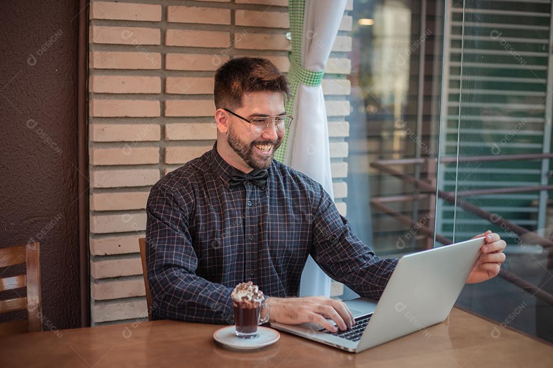 Homem Empresário trabalhando pela internet do seu laptop