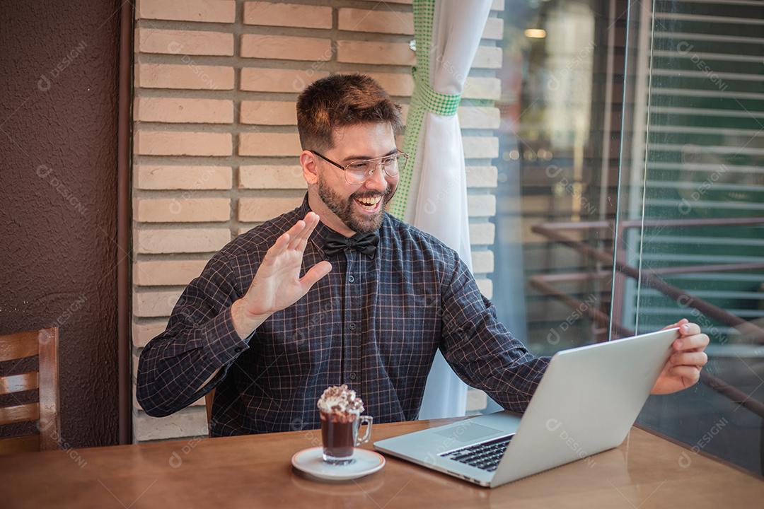 Homem Empresário trabalhando pela internet do seu laptop