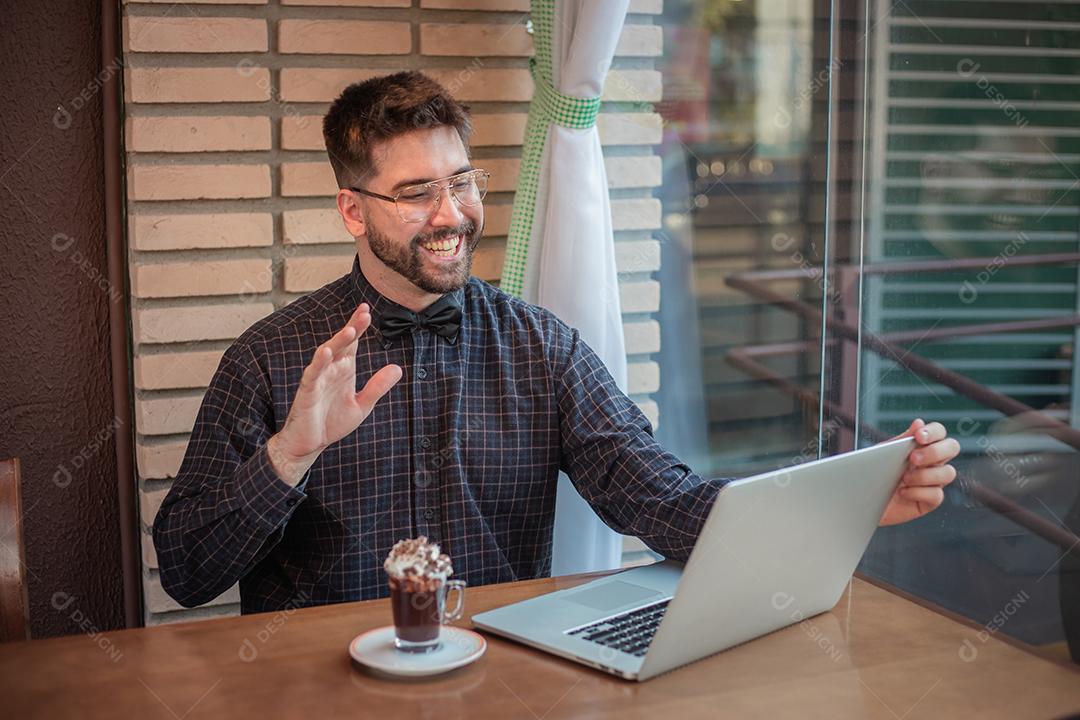 Homem Empresário trabalhando pela internet do seu laptop