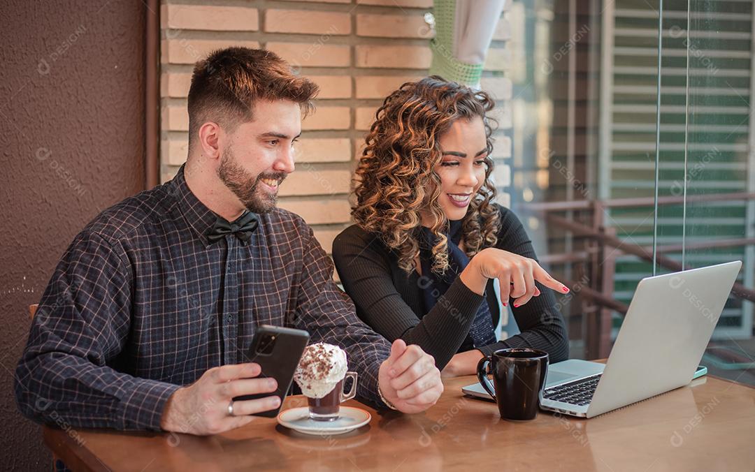 Reunião de negócios Mulher apresentando o projeto no computador