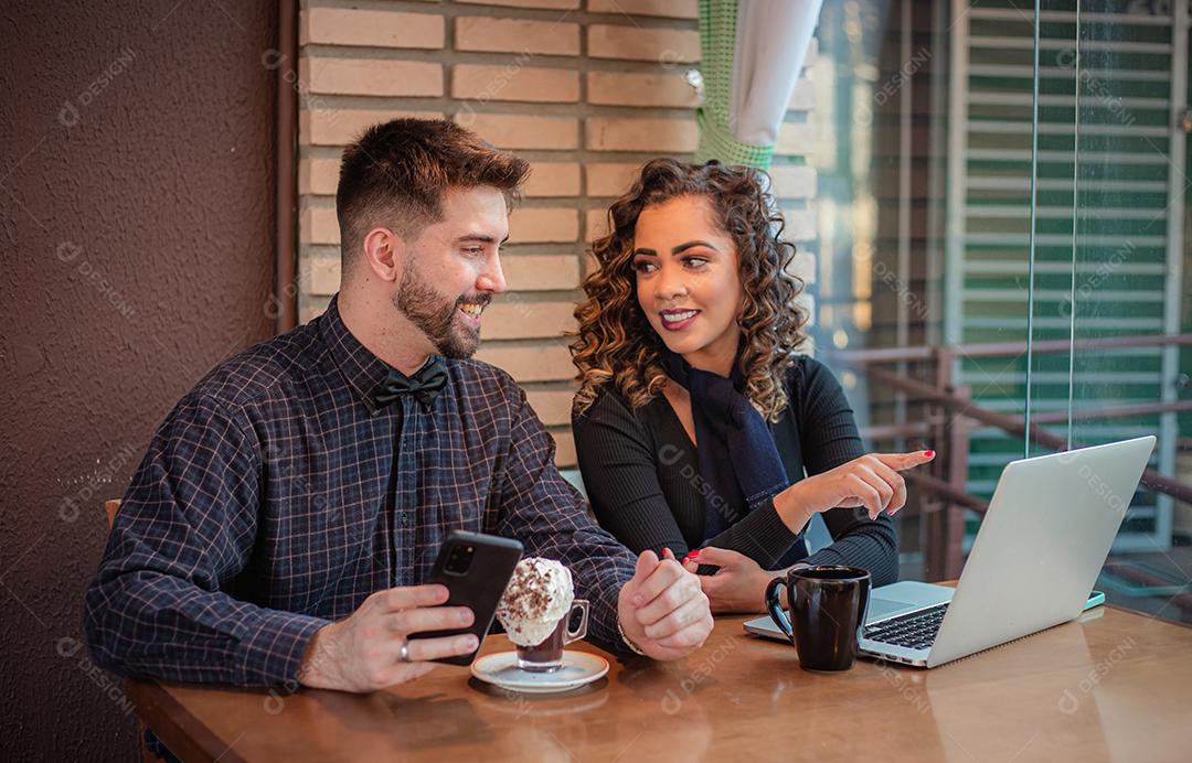 Reunião de negócios Mulher apresentando o projeto no computador