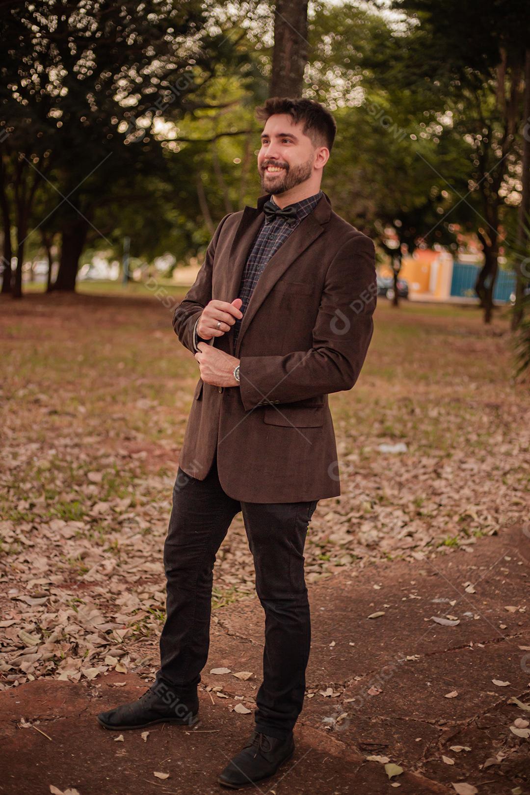 Homem com roupas de inverno no parque