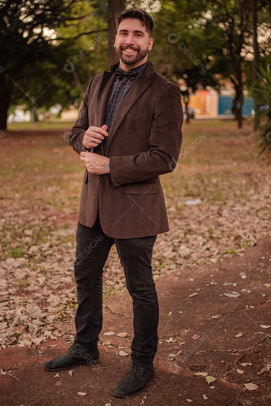 Homem com roupas de inverno no parque