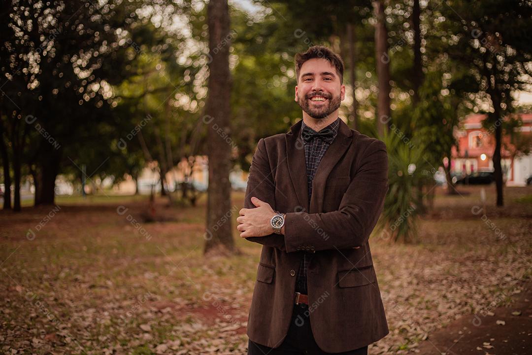 Homem com roupas de inverno no parque