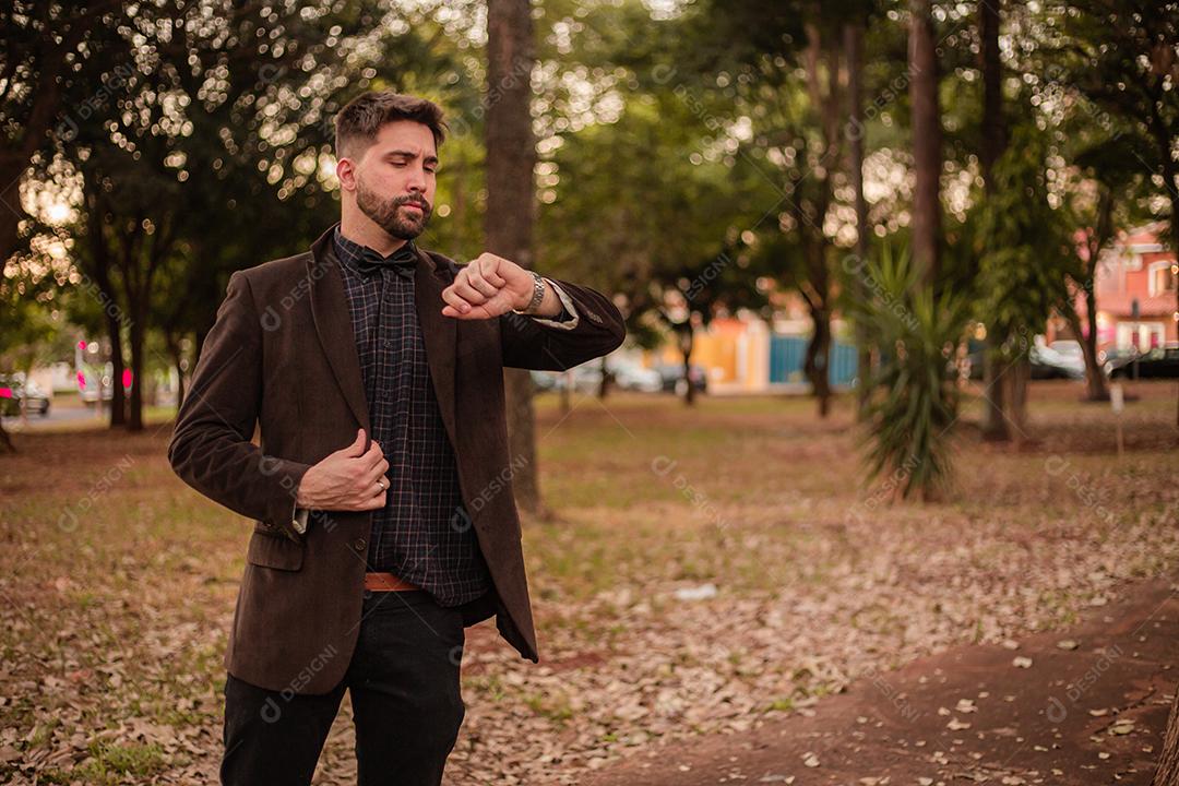 Homem com roupas de inverno no parque