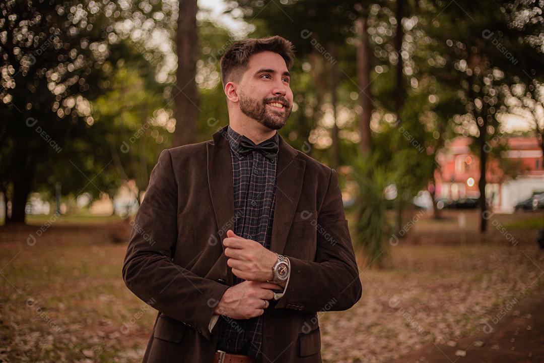 Homem com roupas de inverno no parque