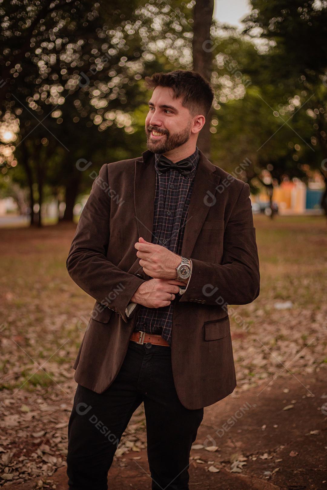 Homem com roupas de inverno no parque