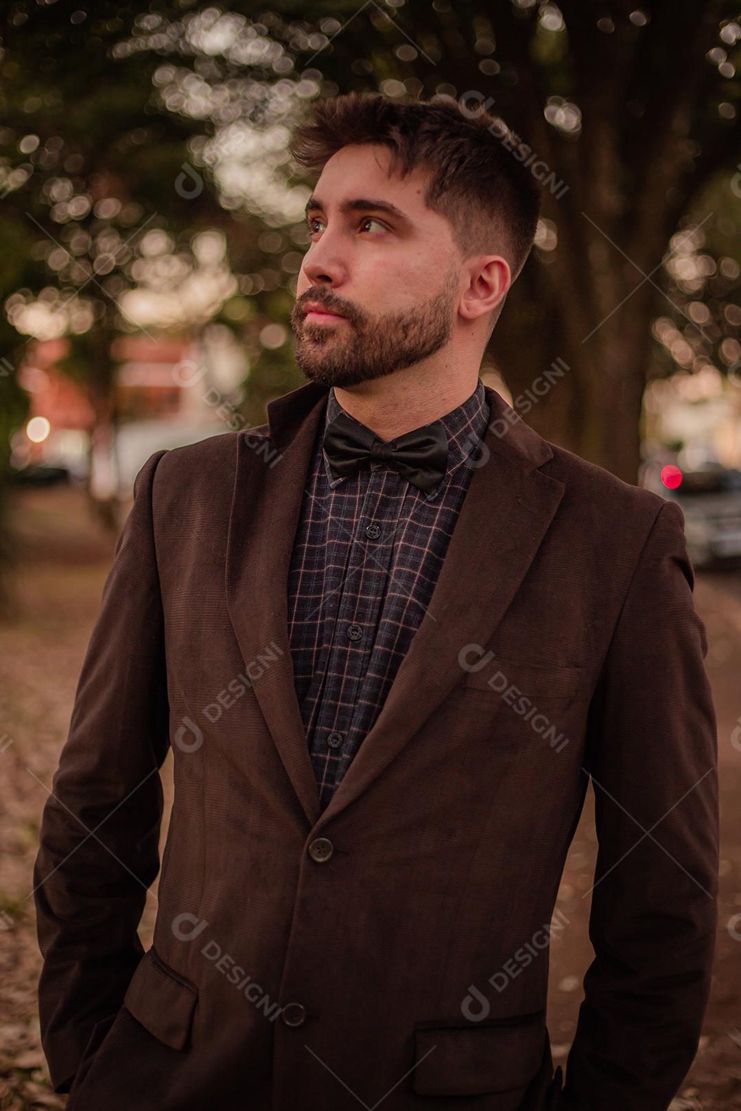 Homem com roupas de inverno no parque