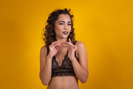 Linda Mulher afro sensual com lingerie Preta