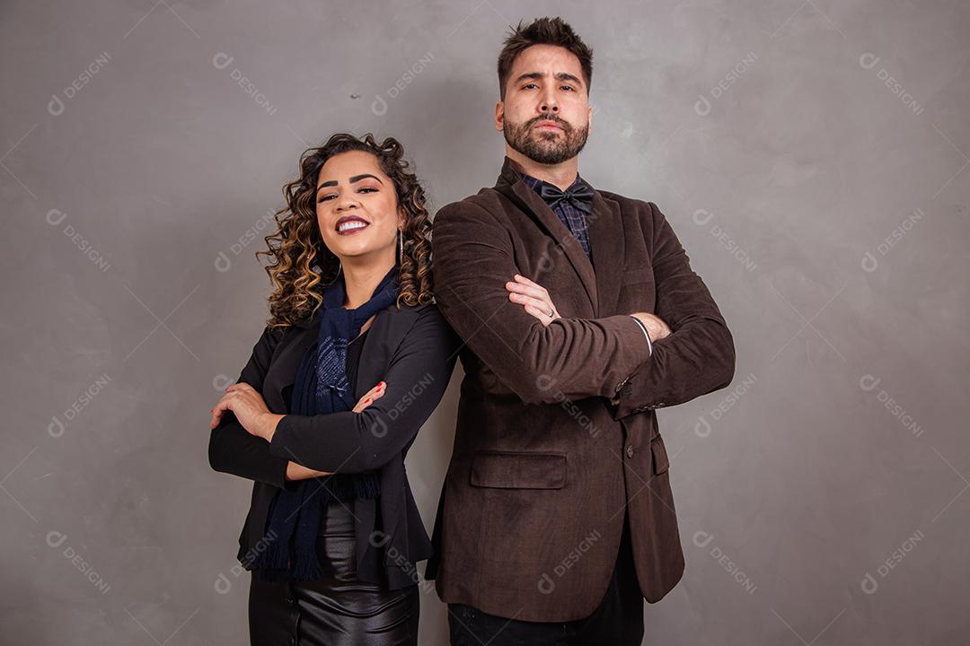 Casal de negócios em fundo cinza