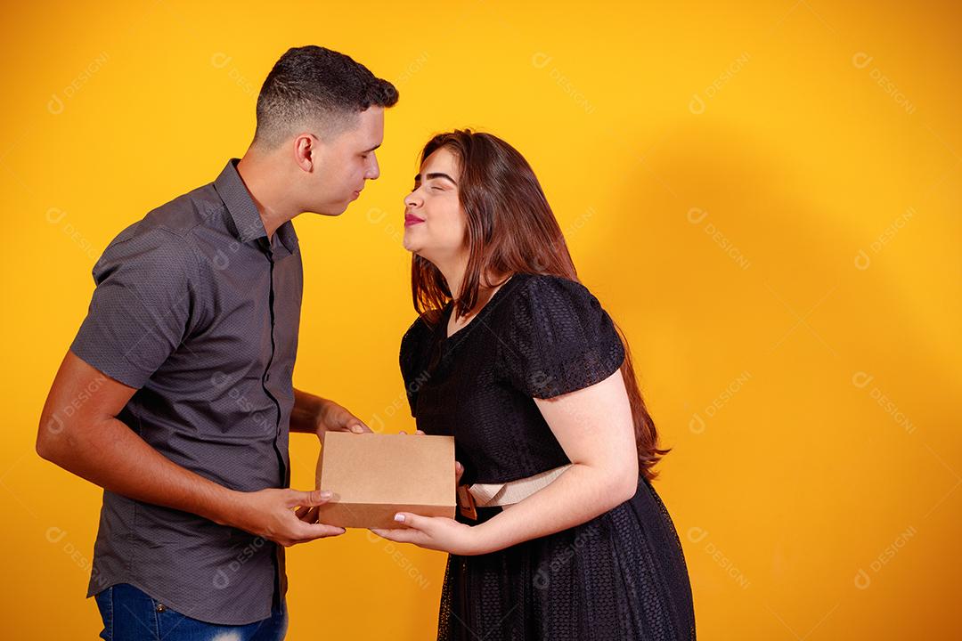 Casal de namorados com caixa de doces fazendo surpresa