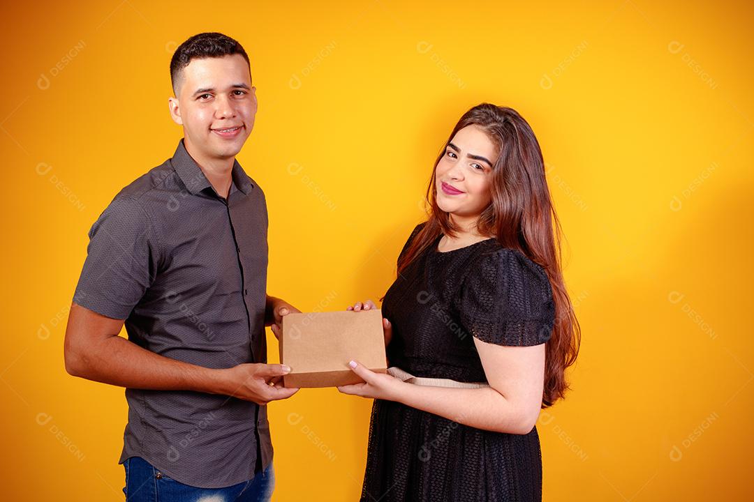 Casal de namorados com caixa de doces fazendo surpresa