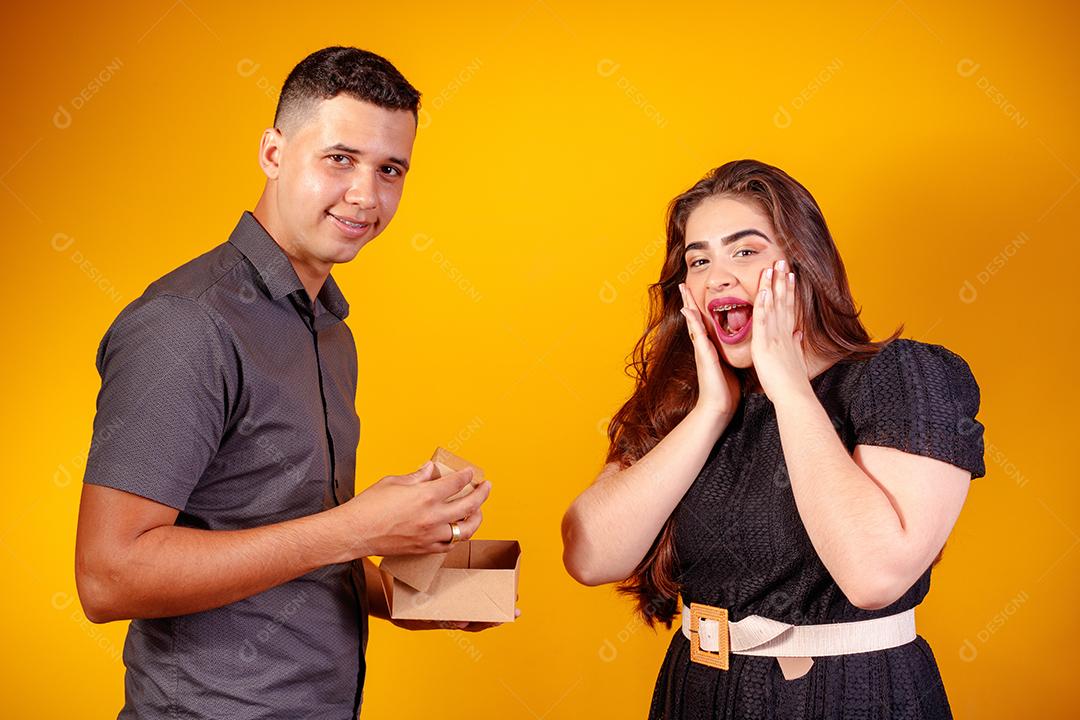 Mulher de negócios animada olhando para o celular