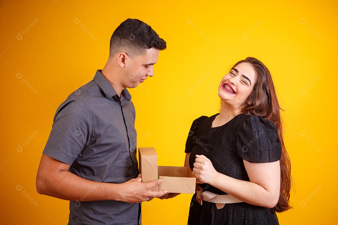 Casal de namorados com caixa de doces fazendo surpresa