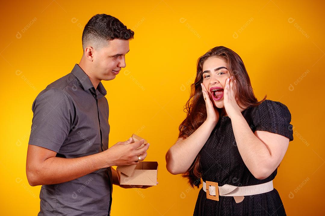 Casal de namorados com caixa de doces fazendo surpresa