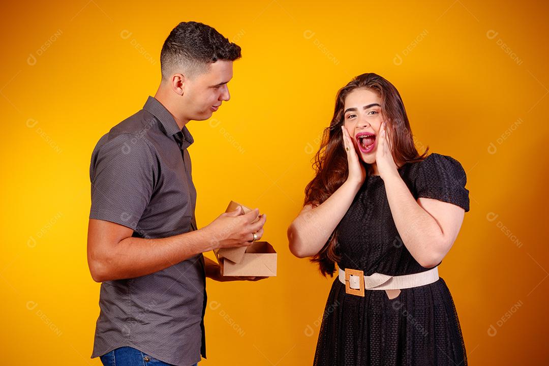 Casal de namorados com caixa de doces fazendo surpresa