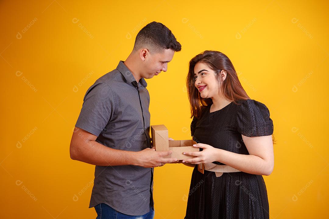 Casal de namorados com caixa de doces fazendo surpresa