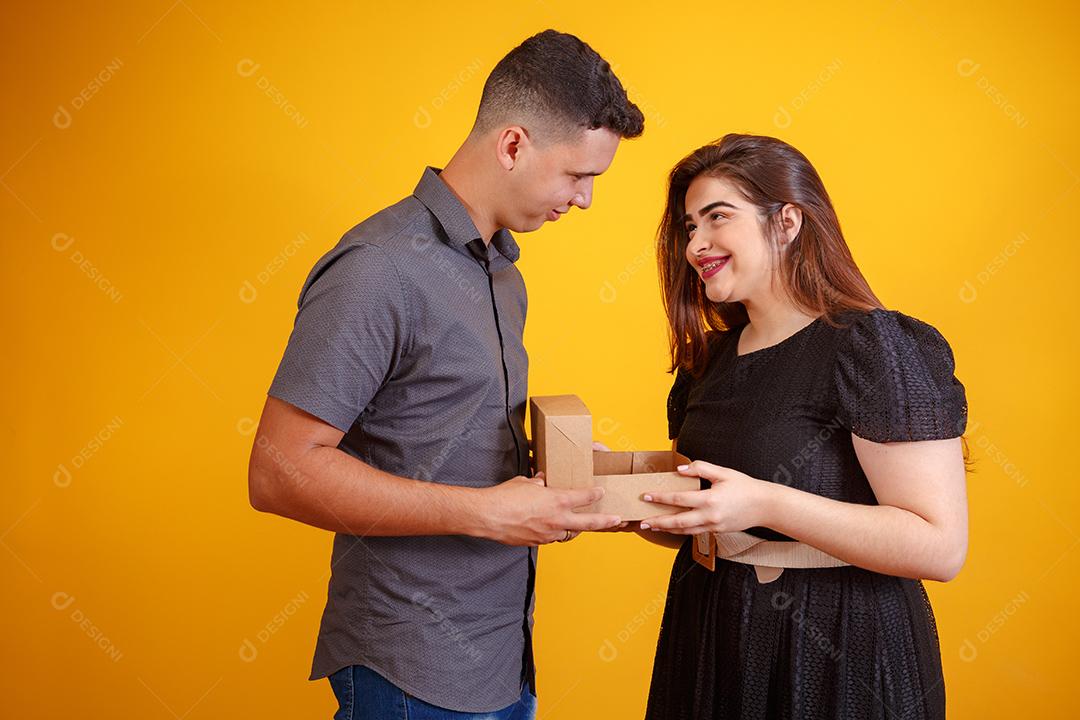 Casal de namorados com caixa de doces fazendo surpresa