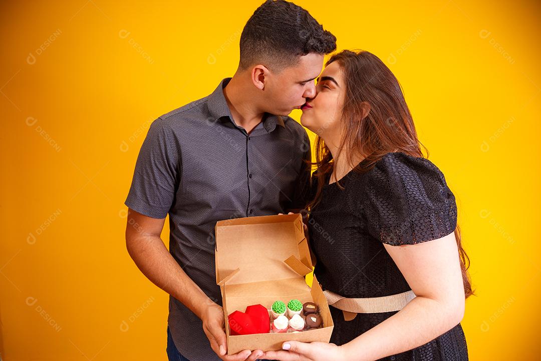Casal de namorados com caixa de doces fazendo surpresa