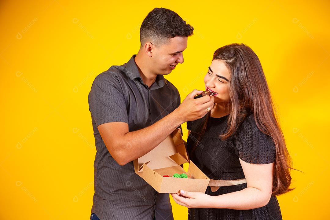 Casal de namorados com caixa de doces fazendo surpresa