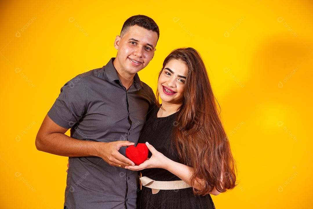 Casal de namorados com caixa de doces fazendo surpresa