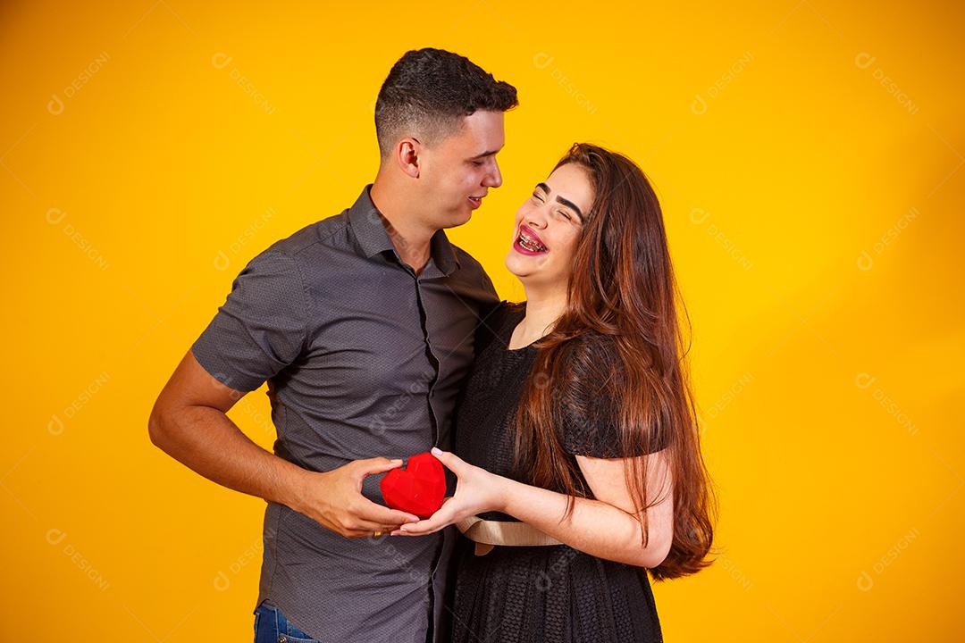 Casal de namorados com caixa de doces fazendo surpresa