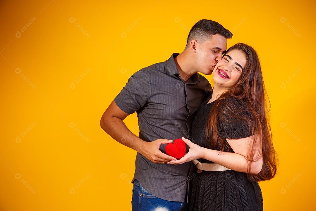 Casal de namorados com caixa de doces fazendo surpresa