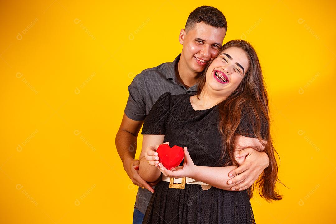 Casal de namorados com caixa de doces fazendo surpresa