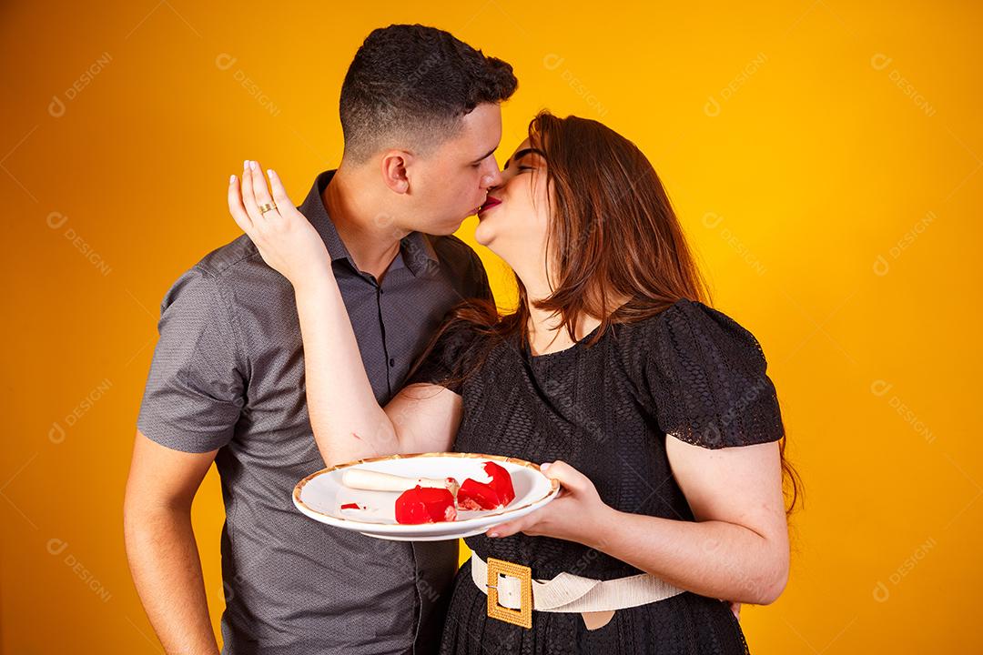 Casal de namorados com caixa de doces fazendo surpresa