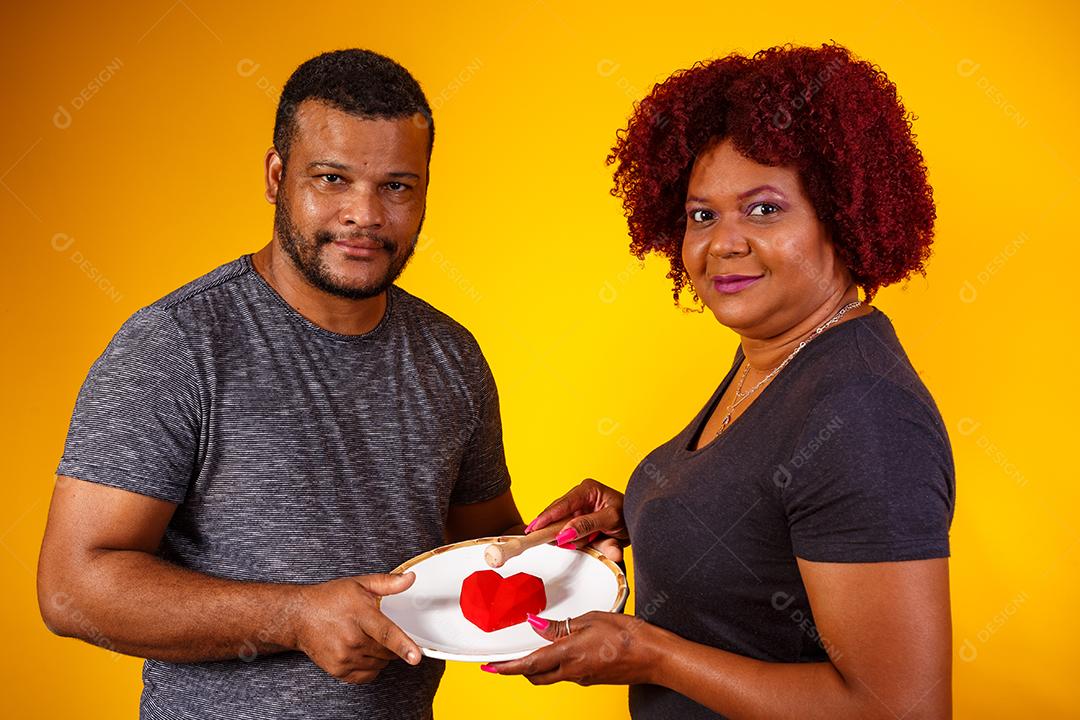Casal de namorados afro com caixa de doces fazendo surpresa